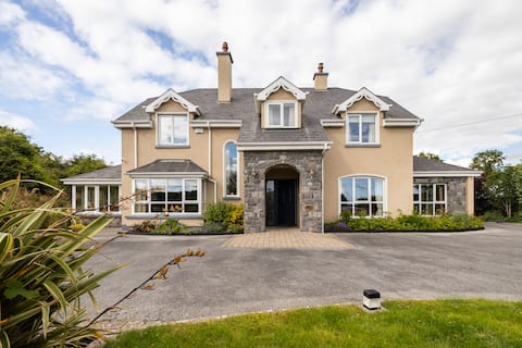 Beautiful & spacious family house in Ennis
