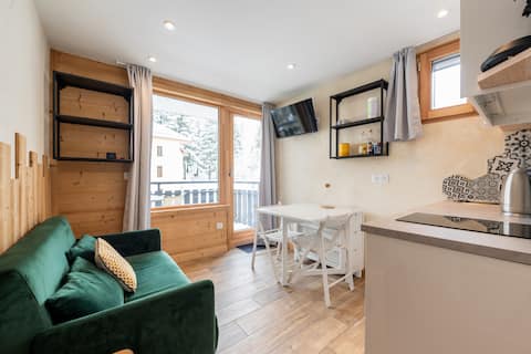 Propriété Airbnb réussie: Renovated Studio in the Center - Double Bed in Bedroom Area à Pralognan La Vanoise