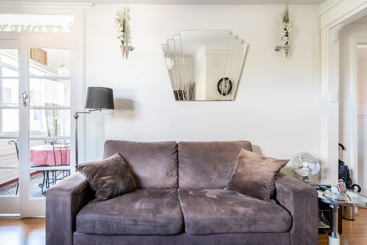 Successful Airbnb property: Comfortable, Cosy Art Deco Apartment Close to the City in Potts Point