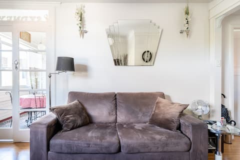 Successful Airbnb property: Comfortable, Cosy Art Deco Apartment Close to the City in Potts Point