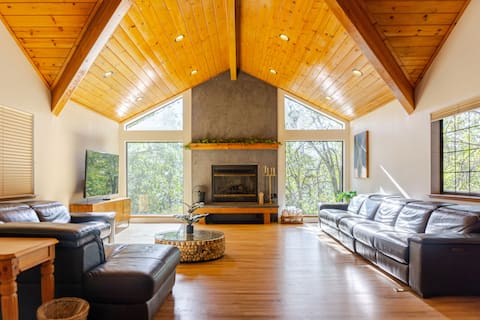 Cedar Pines~A/C~hot tub~sauna~shuffle board