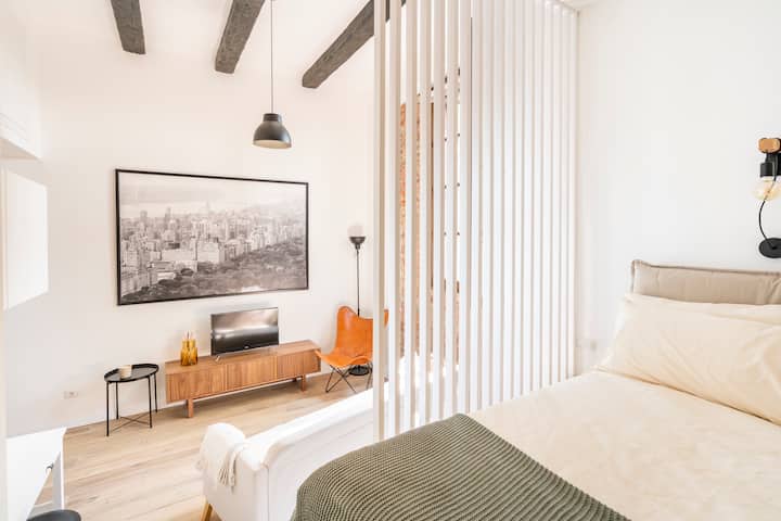Así es como se ve la sala de estar desde el dormitorio. Puedes apreciar las vigas del techo a la vista.