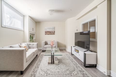 Top Airbnb: Top 1% Clean | 3BR 2BA Suite | 10m to TPASC & Zoo in Scarborough—Guildwood