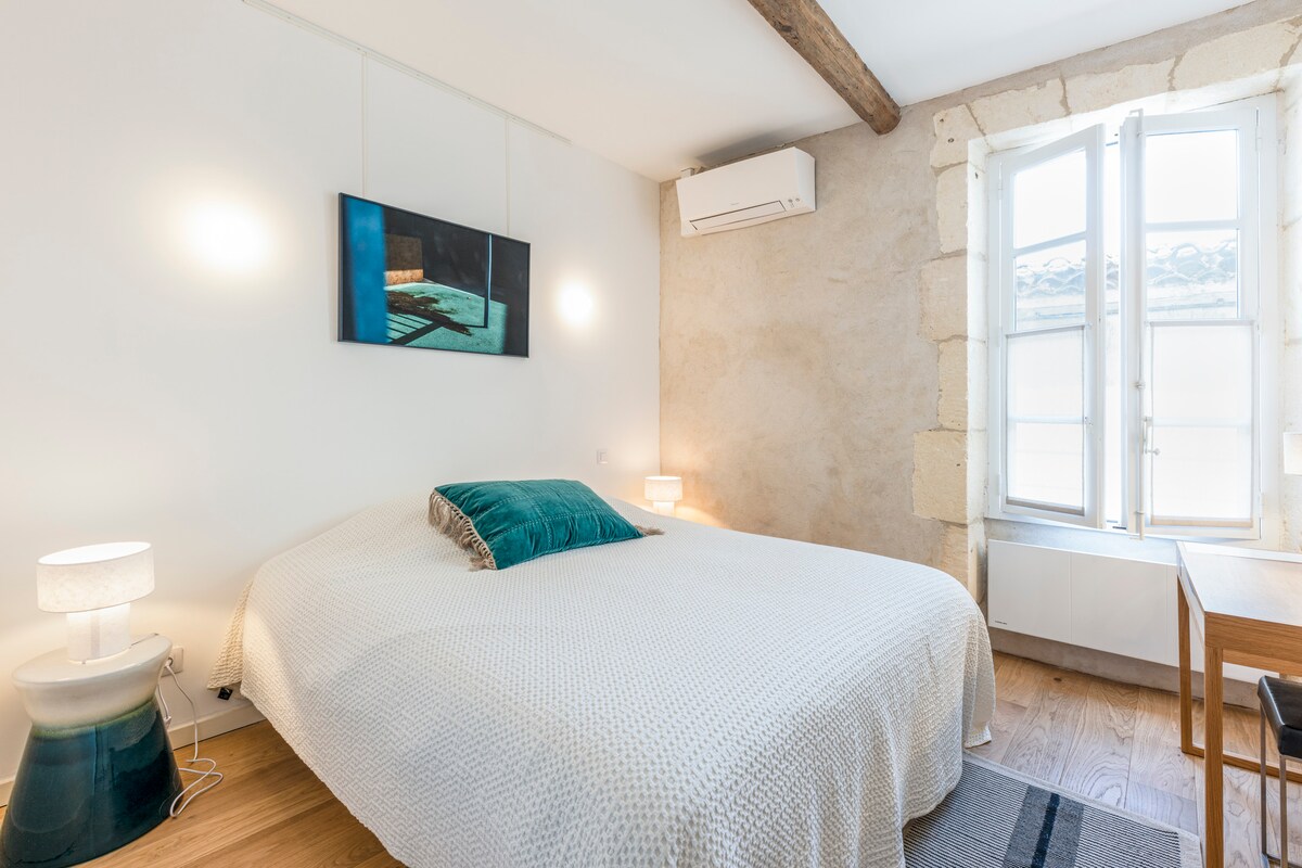 Dormitorio 1: cama de matrimonio y cuarto de baño con ducha.
La habitación tiene aire acondicionado, da a un callejón tranquilo.