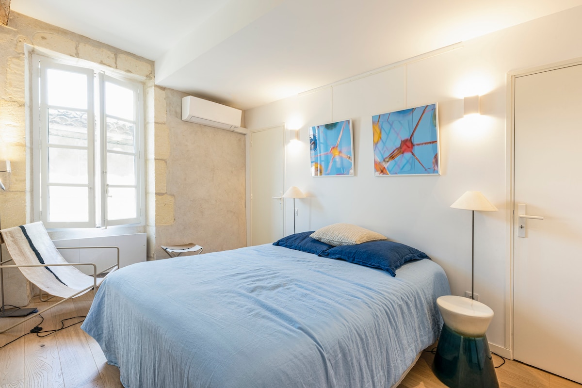 Dormitorio 2: cama queen size, armario, baño con ducha con inodoro.
La habitación tiene aire acondicionado, da a un callejón tranquilo.
