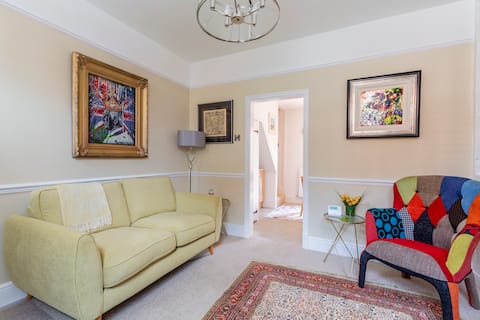 Top performing Airbnb: Stylish home five minute stroll into city centre in Chester Castle