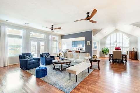 Home of Blue /Cozy house/beautiful pool/king Bed