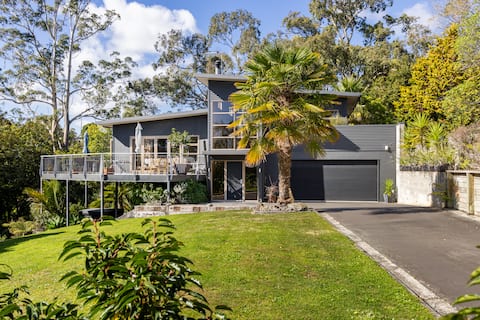 Bush surrounded retreat - minutes from city centre