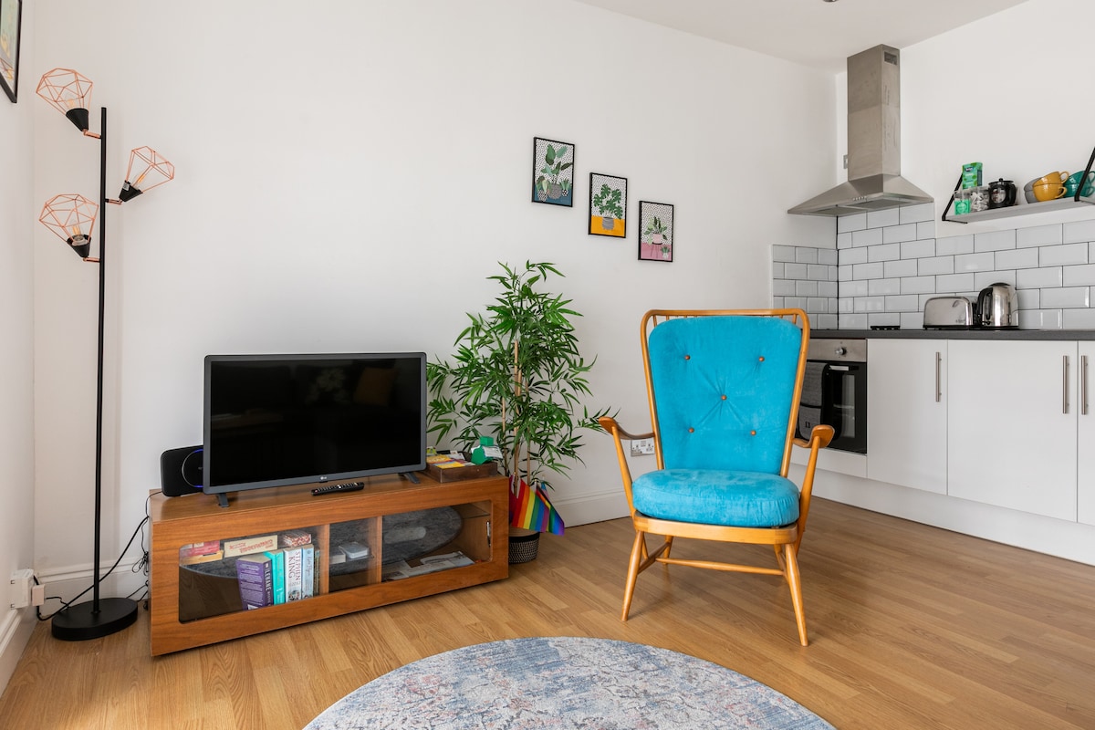 Popular Airbnb listing: Bright spacious flat, near beach, sleeps 2 in Manston