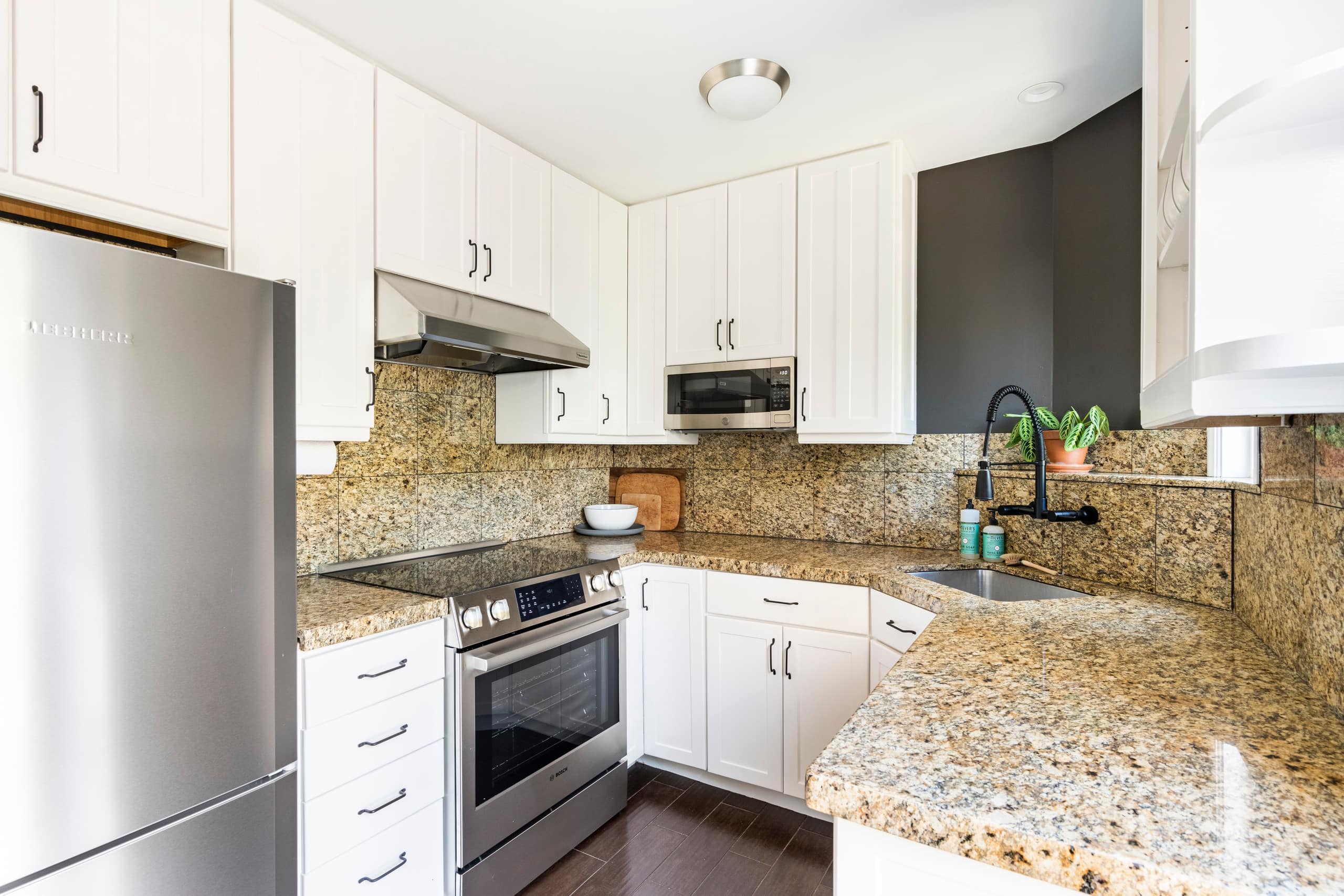 Home in San Francisco · ★4.98 · 1 bedroom · 2 beds · 1 bath - Image 7