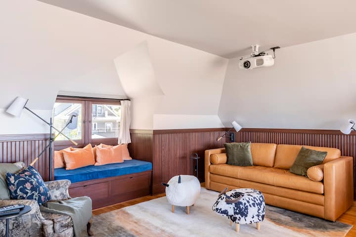 Всекидневна/спално помещение на третия етаж с разтегателен диван (матрак в пълен размер).