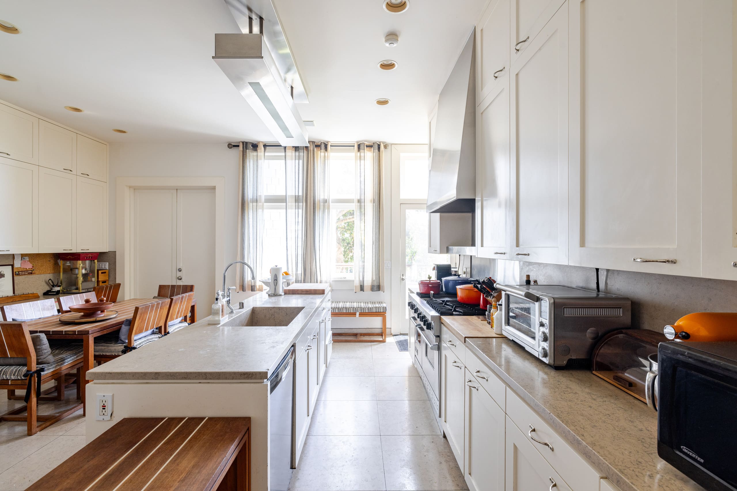 Home in San Francisco · ★4.97 · 6 bedrooms · 7 beds · 4 baths - Image 8