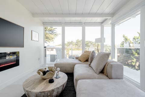 PG House: Modern Ocean Bungalow Amazing Location