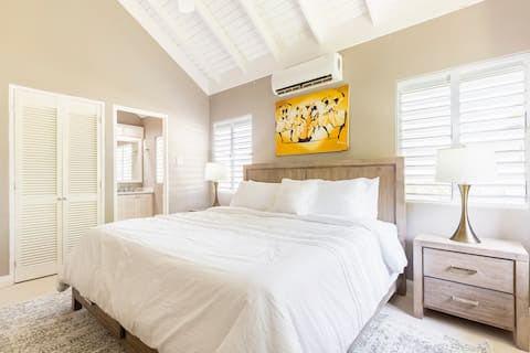 Noble House ~Spacious~Close to Beach ~Pool ~ Gym