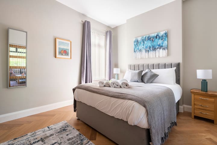 Downstairs Kingsize bedroom