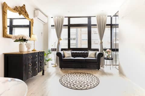 Top performing Airbnb: Luxury City Center • Lift • AC • Park • Wash/Dryer in Porto