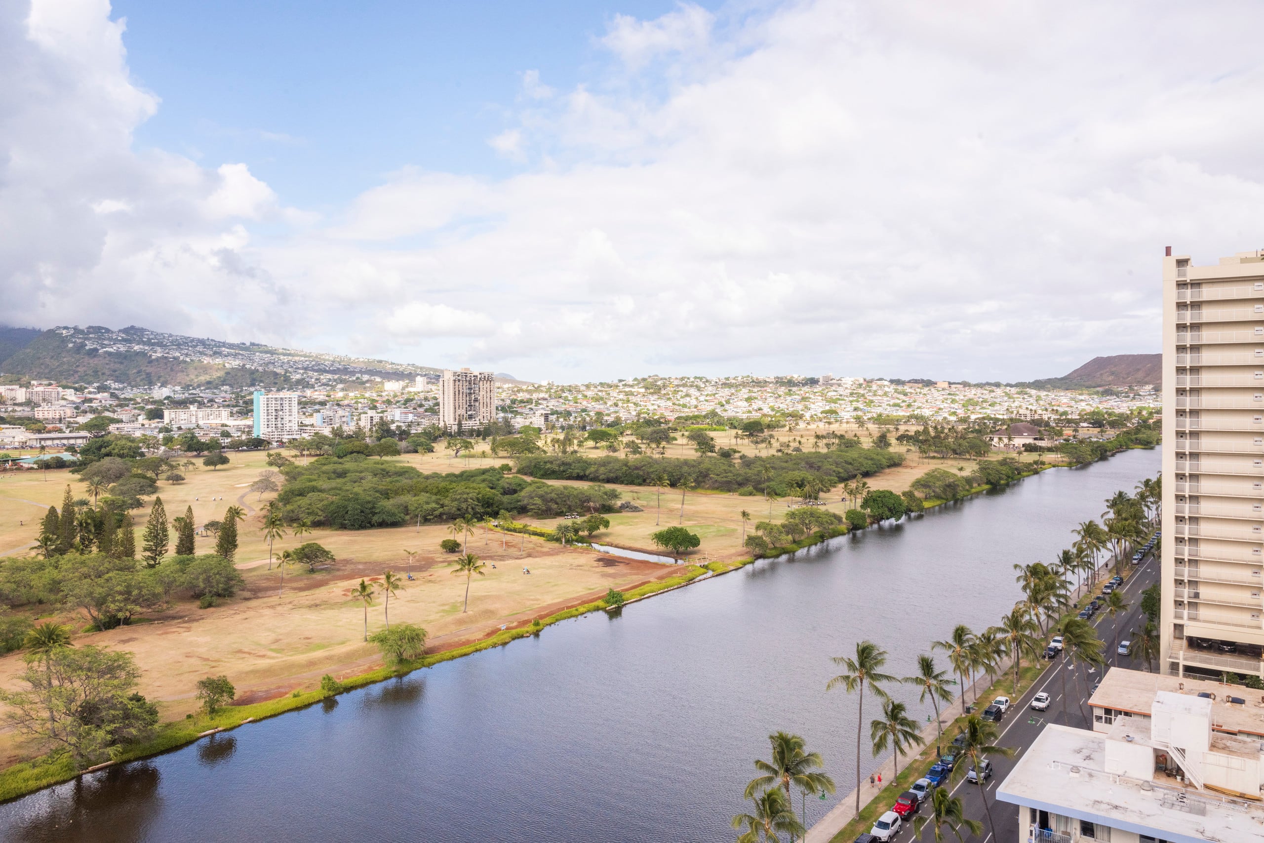 Modern Paradise Retreat in Waikiki - Image 12