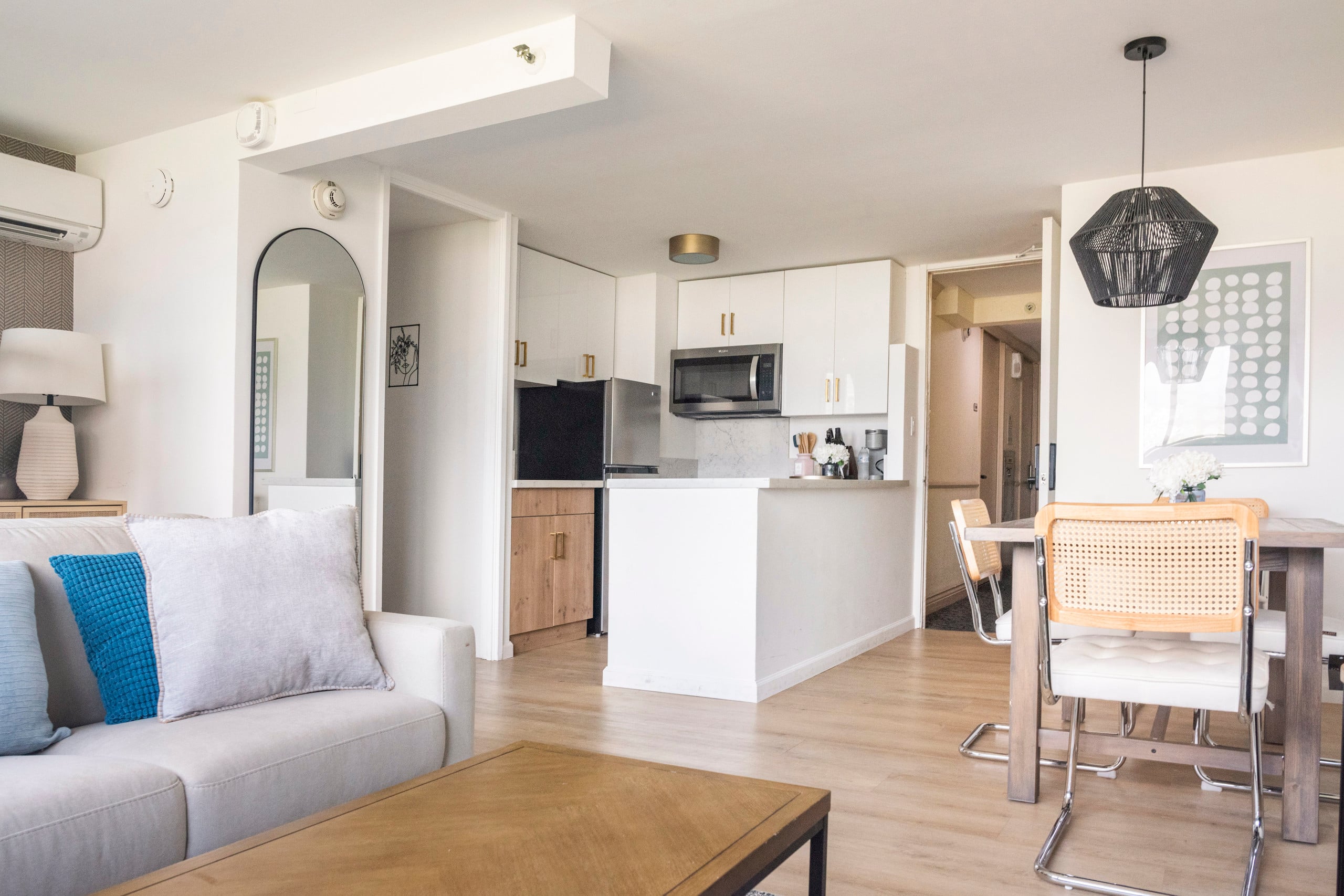 Modern Paradise Retreat in Waikiki - Image 16