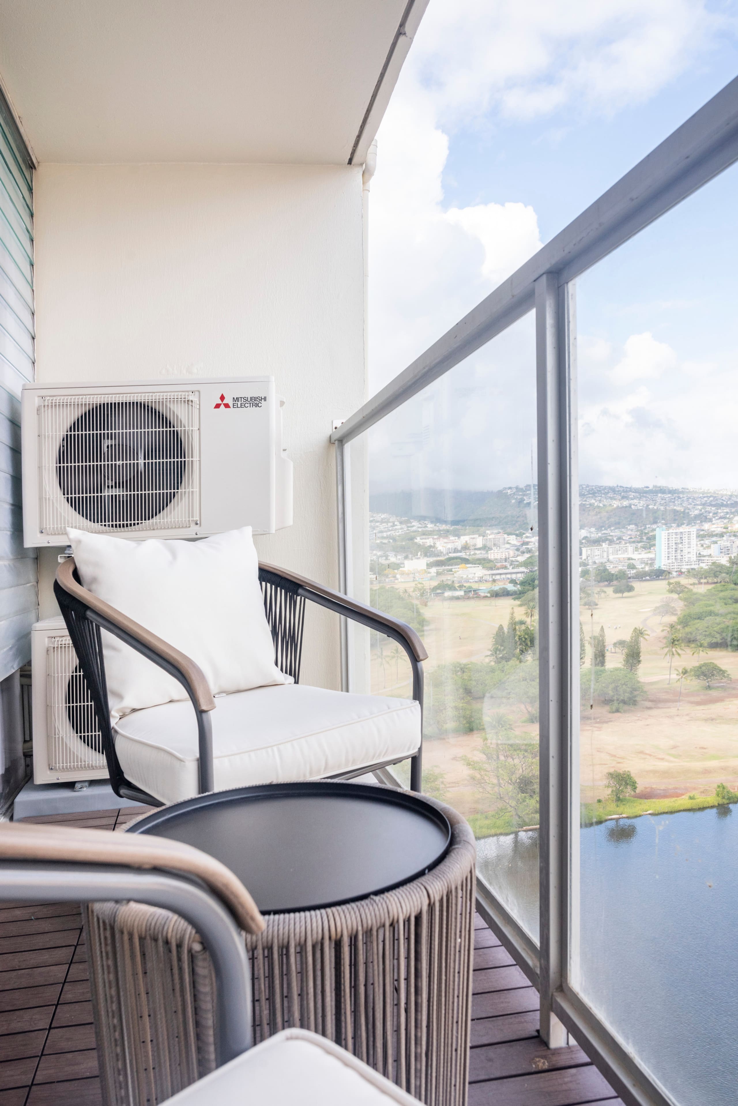 Modern Paradise Retreat in Waikiki - Image 13