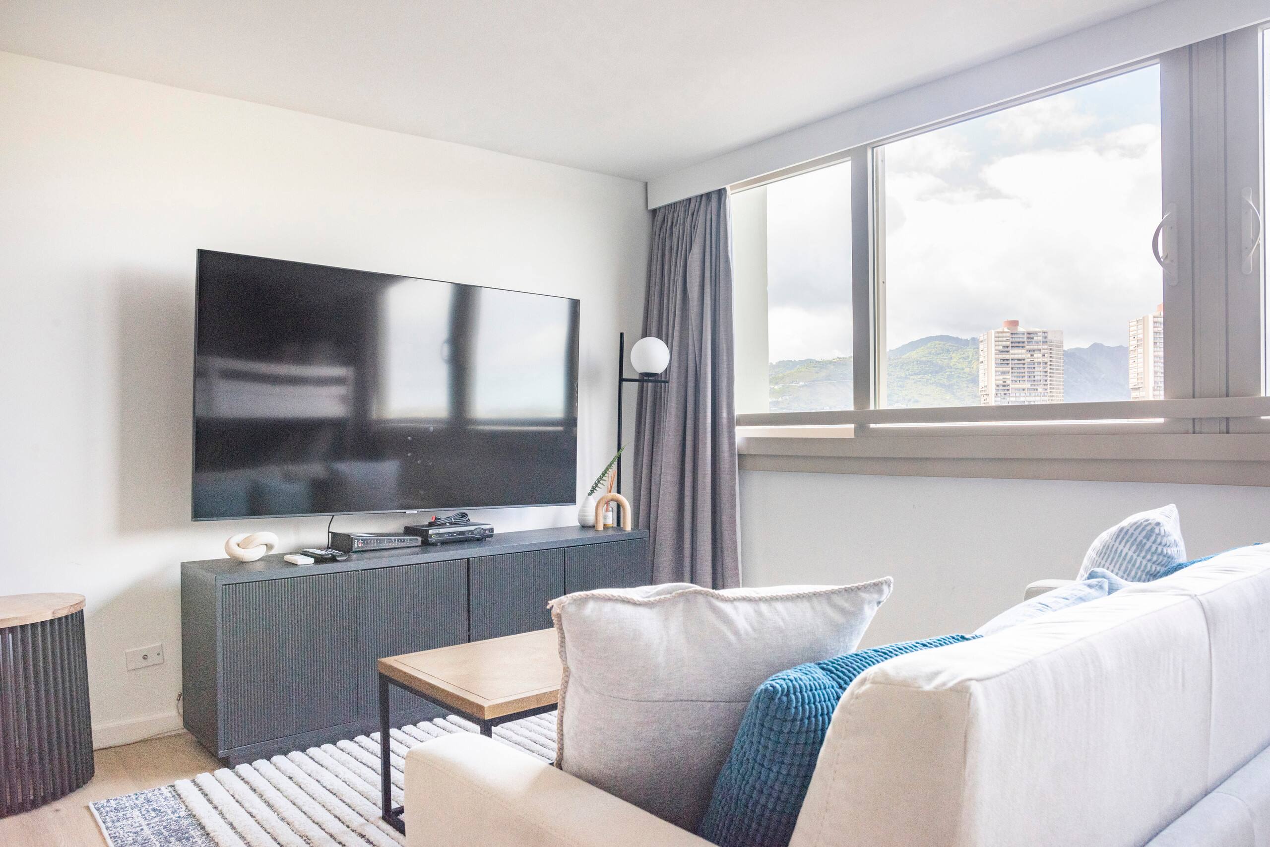 Modern Paradise Retreat in Waikiki - Image 18