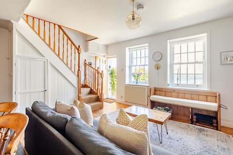 Coastguards cottage, sea views, 3 mins from beach