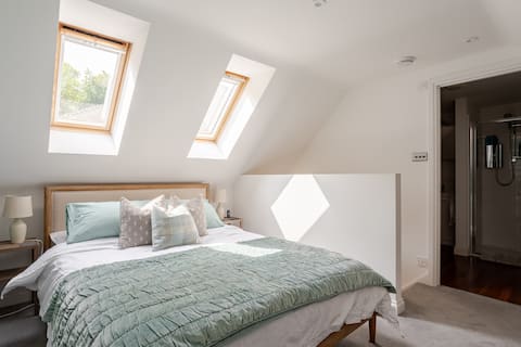 Top Airbnb: Private annexe in Old Windsor. in Berkshire
