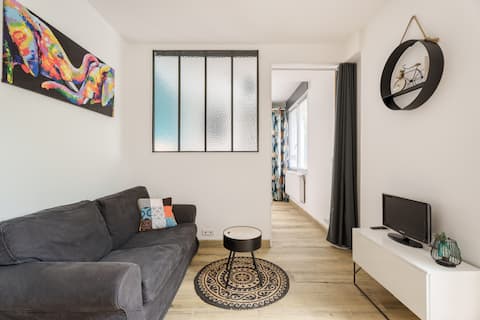 Nice studio with 1 bedroom 2 steps from everything.