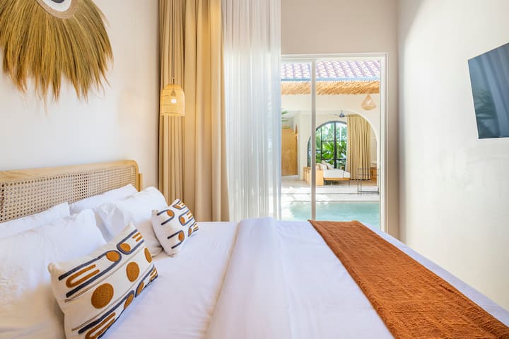 Sal de tu dormitorio bellamente diseñado directamente a la refrescante piscina.