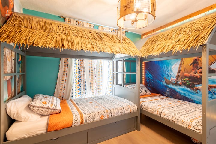 Hneď, ako vstúpite do tejto izby, pocítite atmosféru dovolenky.
Tiki twin beds 
Lava tree truck with heart of Te Fiti 
A zvuk pôvodného filmu, keď vojdete dnu