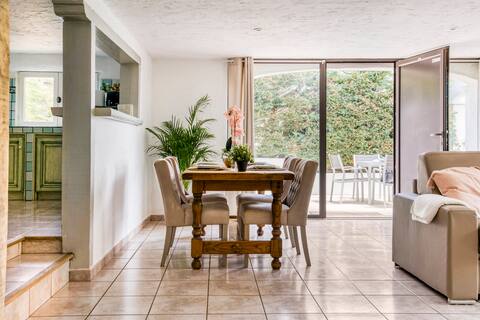 Large 2-room in a detached villa