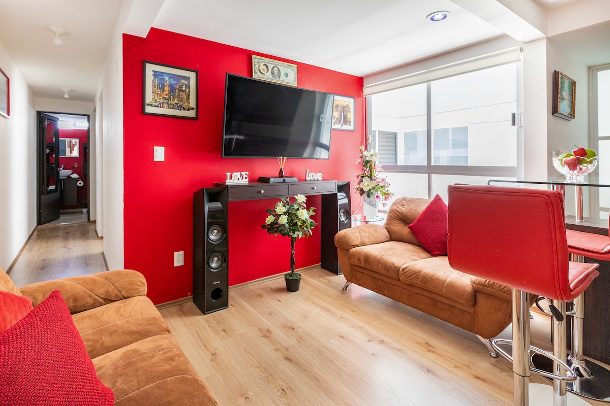 ห้องนั่งเล่นพร้อมโซฟาแสงธรรมชาติและแสงเทียมที่ยอดเยี่ยมสมาร์ททีวีและพัดลม
