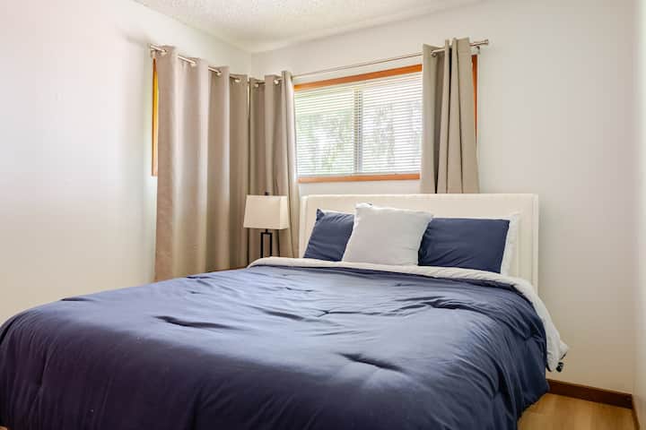 ห้องนอนที่ 2 พร้อมเตียงควีนไซส์และผ้าม่านสีเข้มในห้อง