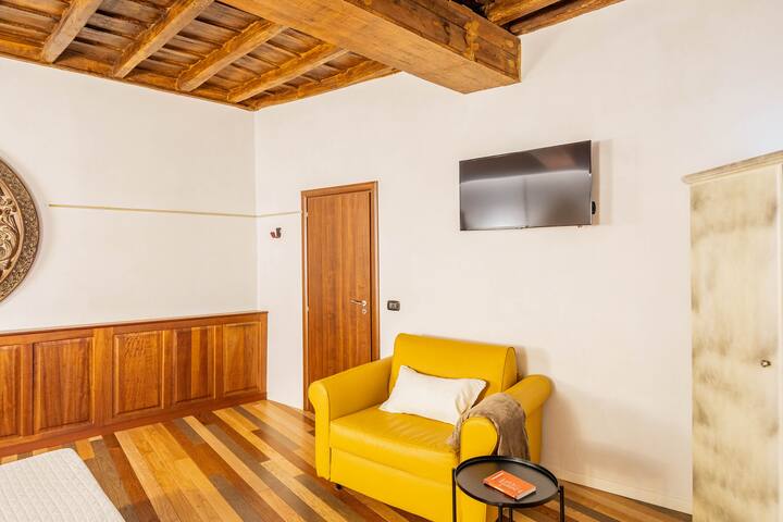 Majestic apartment close to Spanish Steps gallery image 2