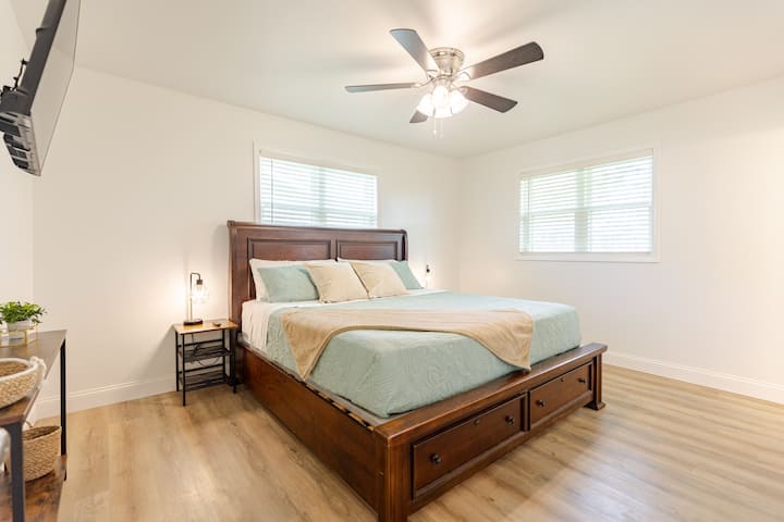 *Renovated 3 BR 2 Ba Entire Home with GAME ROOM!*