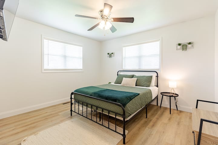 *Renovated 3 BR 2 Ba Entire Home with GAME ROOM!*