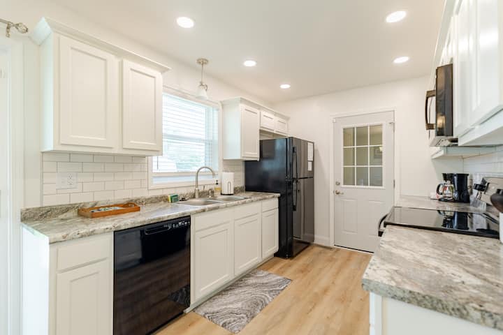 *Renovated 3 BR 2 Ba Entire Home with GAME ROOM!*