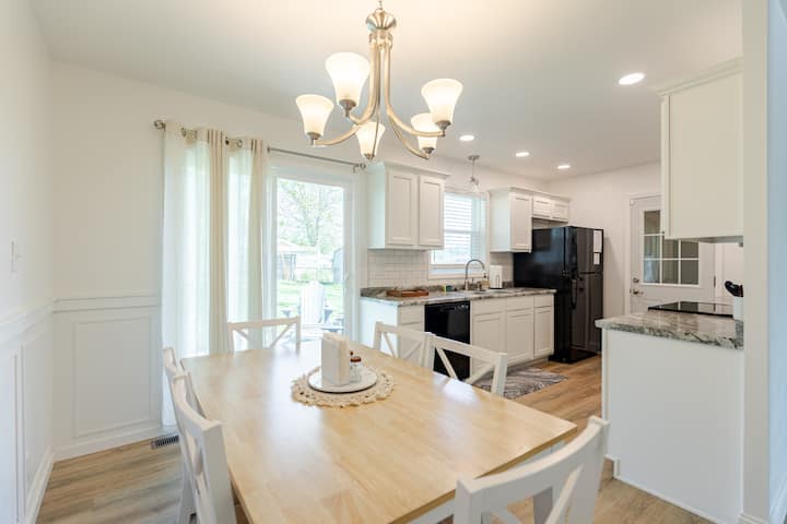 *Renovated 3 BR 2 Ba Entire Home with GAME ROOM!*