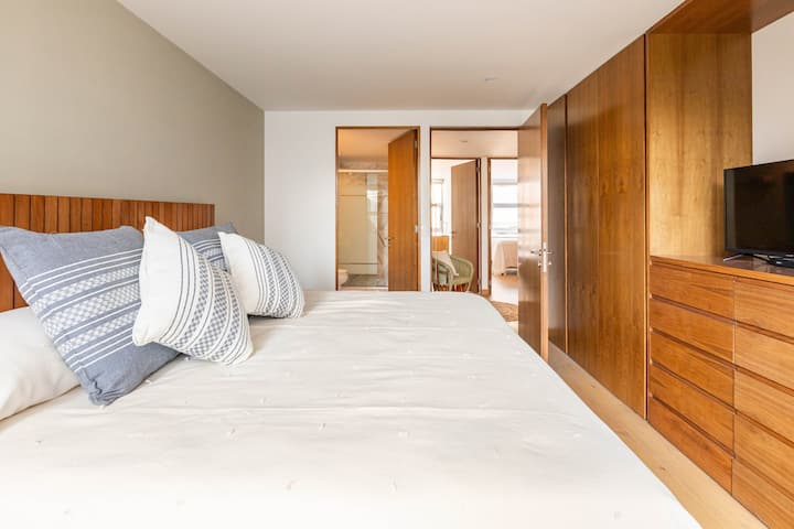 主卧。右侧的电视有电视，可观看Netflix和Vix