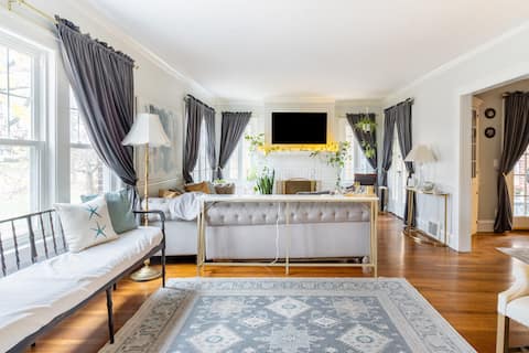 Top performing Airbnb: Upscale & Beautiful 2 bedroom apartment in Lakewood
