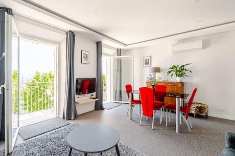 Popular Airbnb listing: CLIM, facing the port, 1-minute walk to the beach, 4 people in Vallauris