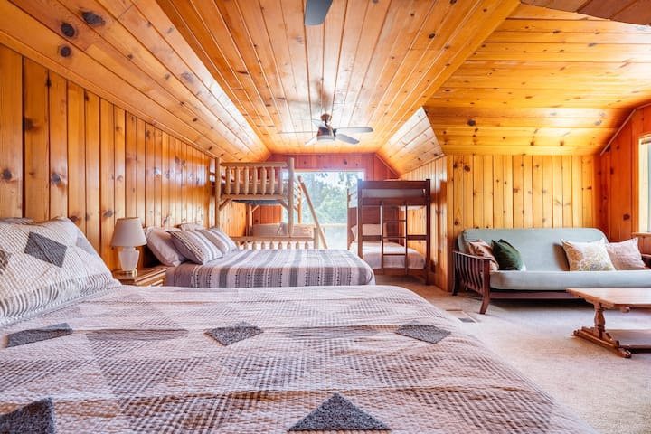 ห้องนอนชั้นบนขนาดใหญ่พิเศษ "ห้องค้างคืน" เตียงควีนไซส์ 2 เตียงเตียง 2 หลังและฟูกนอน!