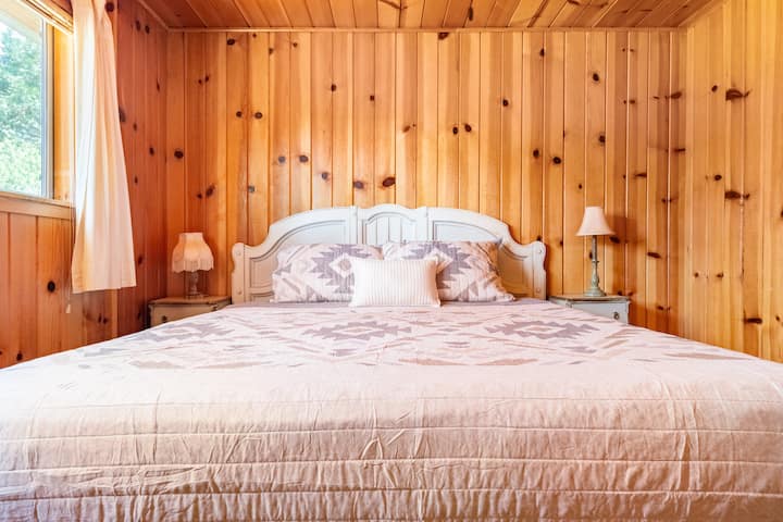 เตียงคิงไซส์ห้องนอนชั้นล่าง 