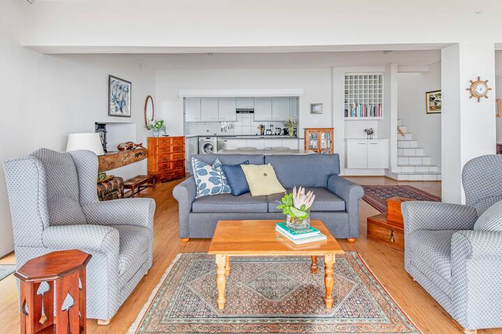 Beach House with Jacuzzi Overlooking the Ocean gallery image 5