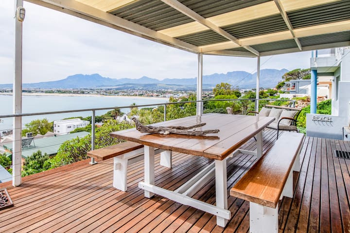 Beach House with Jacuzzi Overlooking the Ocean