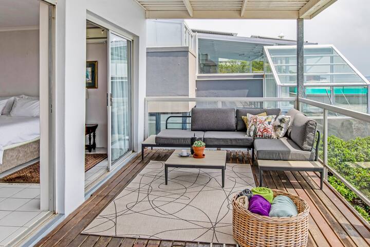 Beach House with Jacuzzi Overlooking the Ocean gallery image 4
