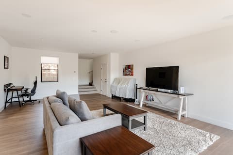 Top performing Airbnb: Luxury Modern Home | Pets OK | FREE EV | 8 Parking in Carmel By The Sea
