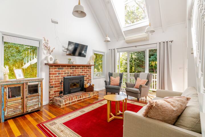 Cosy 2 Bedroom Cottage with spabath and fireplace