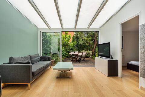 5 min from Paris, bright apartment with garden