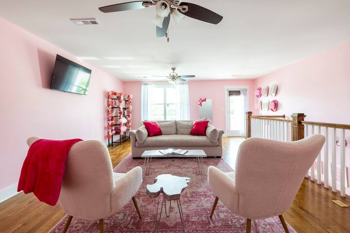 Pink Photo OP House -> 10 MIN DT gallery image 3