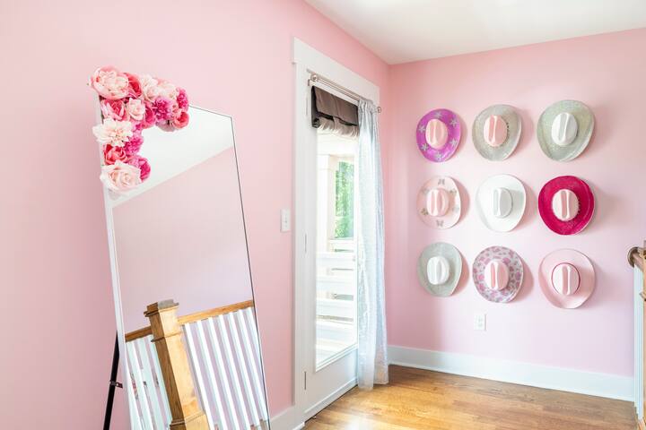 Pink Photo OP House -> 10 MIN DT gallery image 4